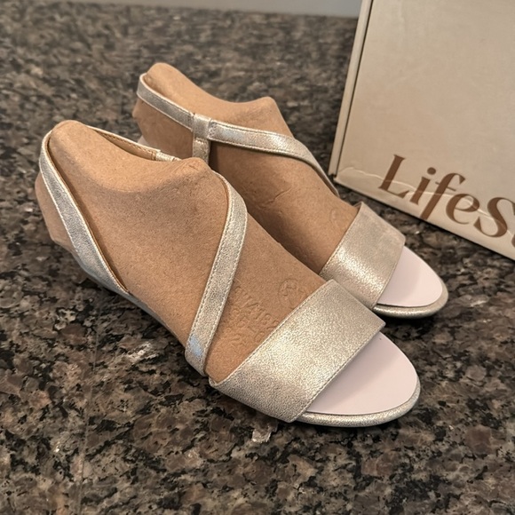 Life Stride Yasmine silver metallic wedge sandal NIB 6M - Picture 3 of 10